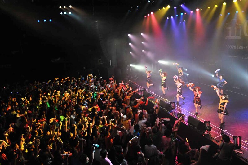 アップアップガールズ（仮）によるライブの様子。