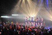 アップアップガールズ（仮）によるライブの様子。