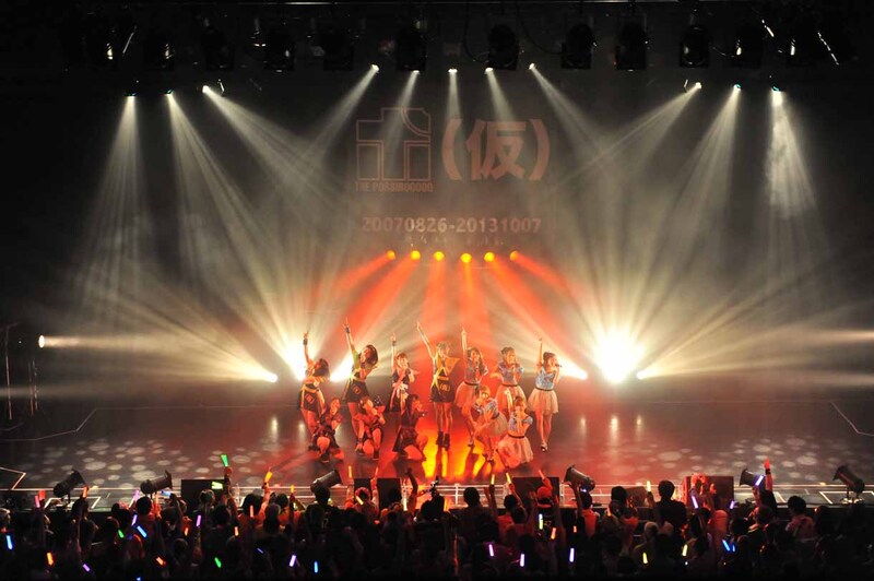 THE ポッシボーとアップアップガールズ（仮）によるライブの様子。