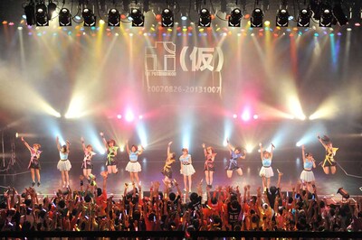 THE ポッシボーとアップアップガールズ（仮）によるライブの様子。