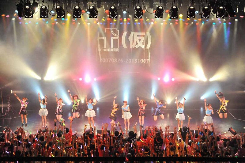 THE ポッシボーとアップアップガールズ（仮）によるライブの様子。