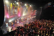 THE ポッシボーとアップアップガールズ（仮）によるライブの様子。