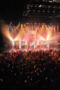 THE ポッシボーとアップアップガールズ（仮）によるライブの様子。