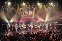 THE ポッシボー、アップアップガールズ（仮）、吉川友によるライブの様子。