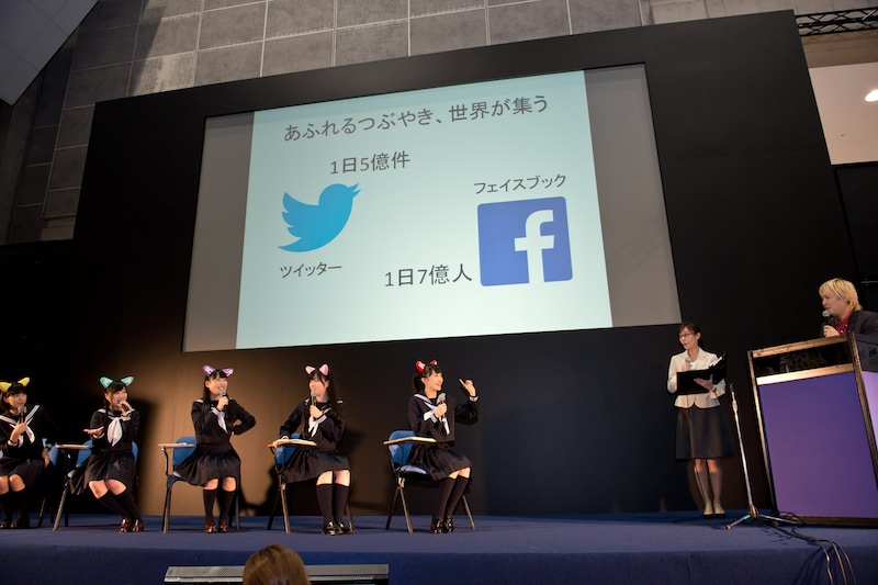 「ITクロEXPO ～ももいろクローバーZがITを学ぶ～」の様子。