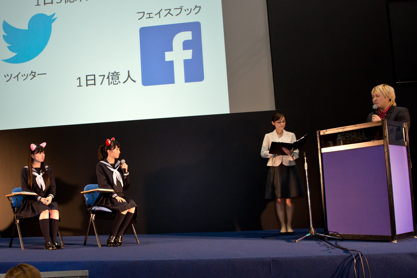 「ITクロEXPO ～ももいろクローバーZがITを学ぶ～」の様子。