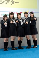 セーラー服姿で「Z」ポーズを決めるももいろクローバーZ。