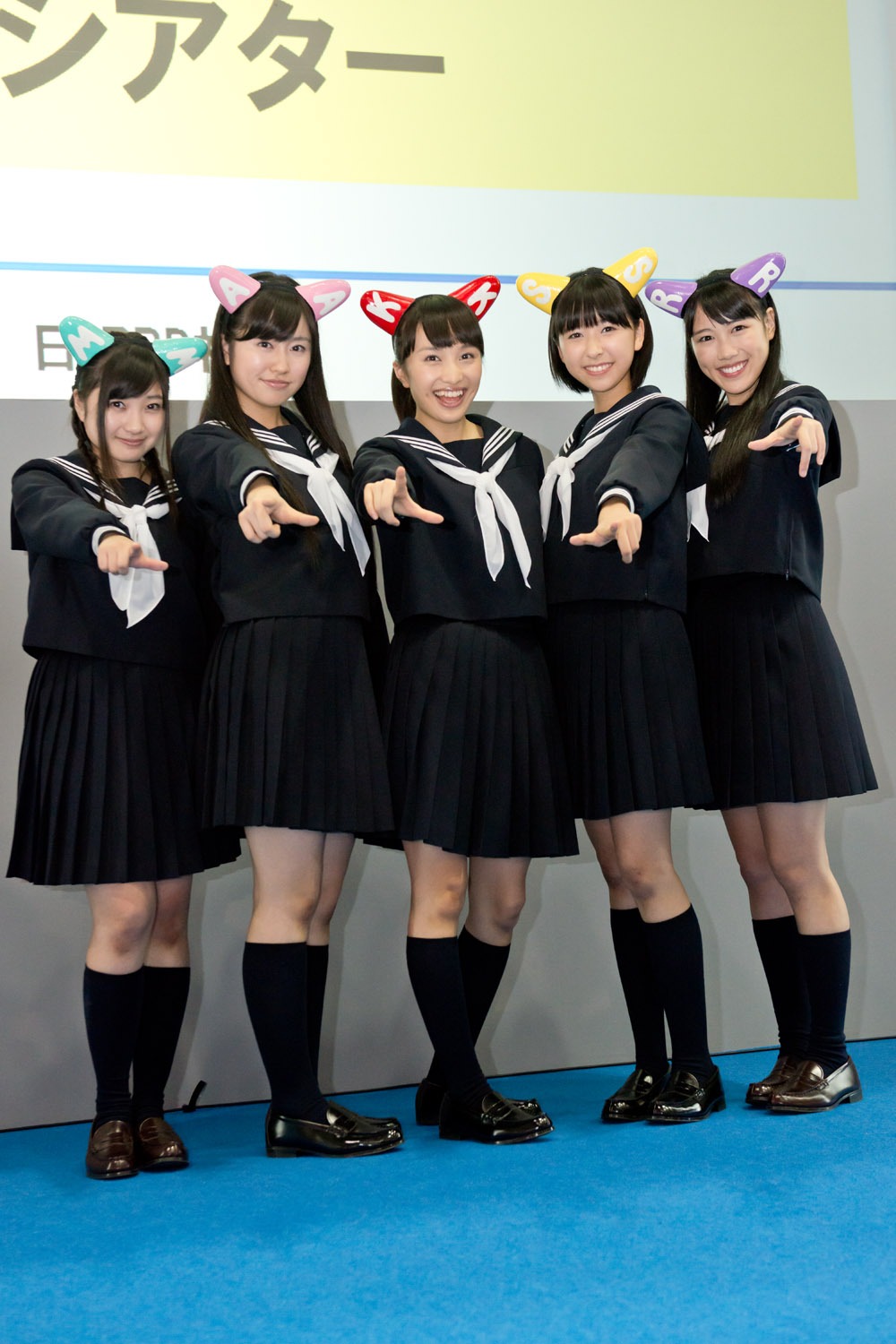 セーラー服姿で「Z」ポーズを決めるももいろクローバーZ。