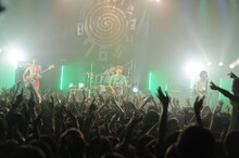 グッドモーニングアメリカ「未来へのスパイラルツアー2013」東京・Shibuya O-EAST公演の様子。（撮影：大参久人）