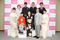 映画「くじけないで」の完成披露試写会の様子。由紀さおりは後列左。