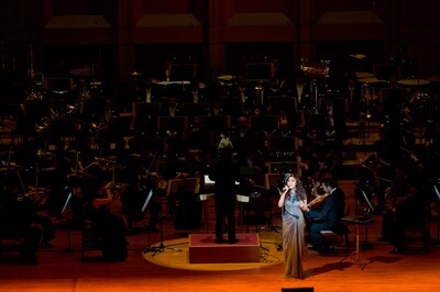 日本フィルハーモニー交響楽団とともに名曲を披露するJUJU。