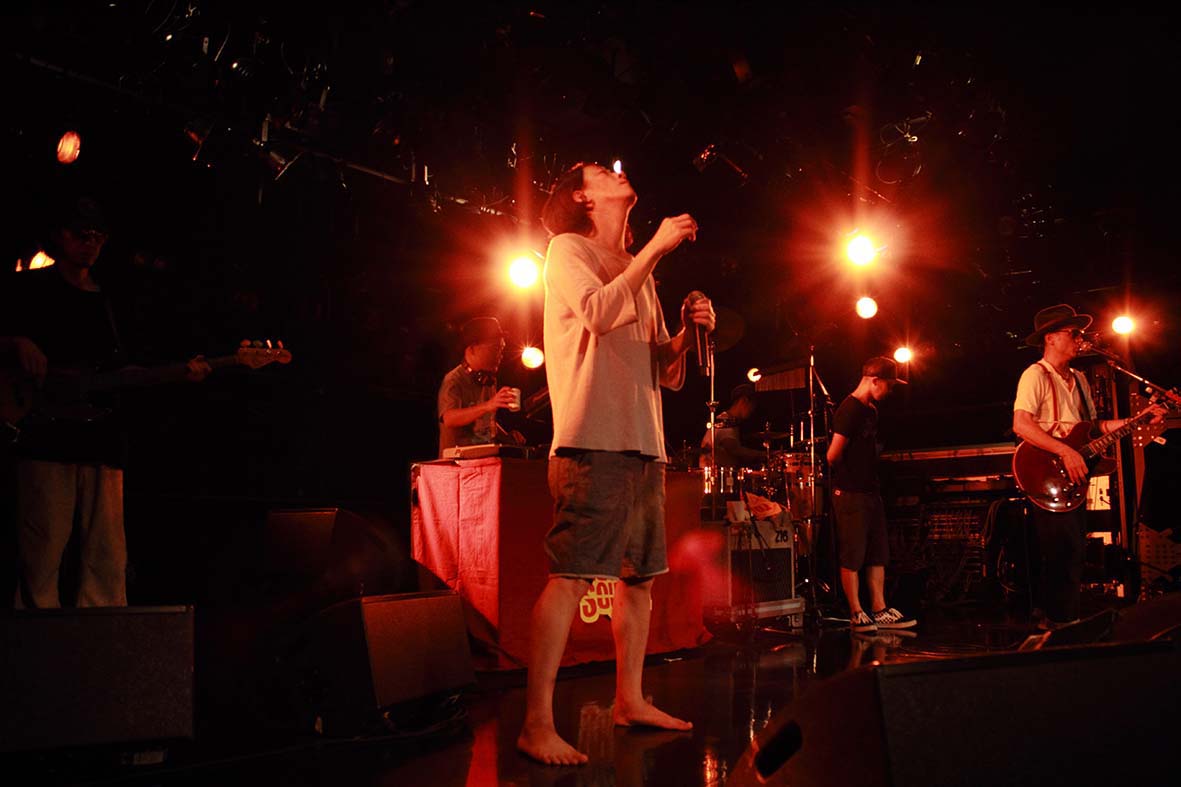 10月10日に大阪・梅田CLUB QUATTROで行われたツアー初日公演の様子。 （Photo by AYUMI areUme? FUJITA）