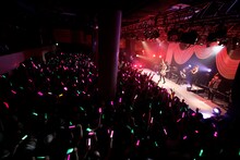 「春奈るなファーストライブ～OVERSKY～」の様子。