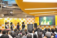 「Listen to me～佐藤すみれ（AKB48）Only Version～」のPVを鑑賞するIn 197666とAKB48佐藤すみれ。