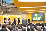 「Listen to me~佐藤すみれ(AKB48)Only Version~」のPVを鑑賞するIn 197666とAKB48佐藤すみれ。