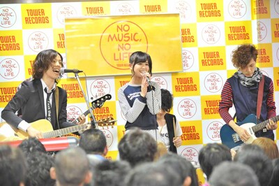 「Listen to me」スペシャルバージョンを歌唱するIn 197666とAKB48佐藤すみれ。