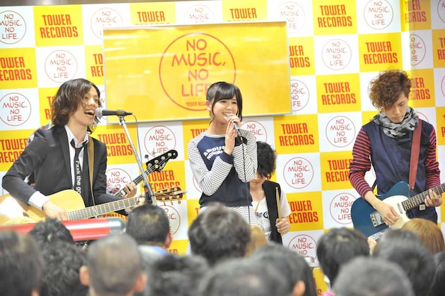 「Listen to me」スペシャルバージョンを歌唱するIn 197666とAKB48佐藤すみれ。