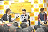 「Listen to me」スペシャルバージョンを歌唱するIn 197666とAKB48佐藤すみれ。