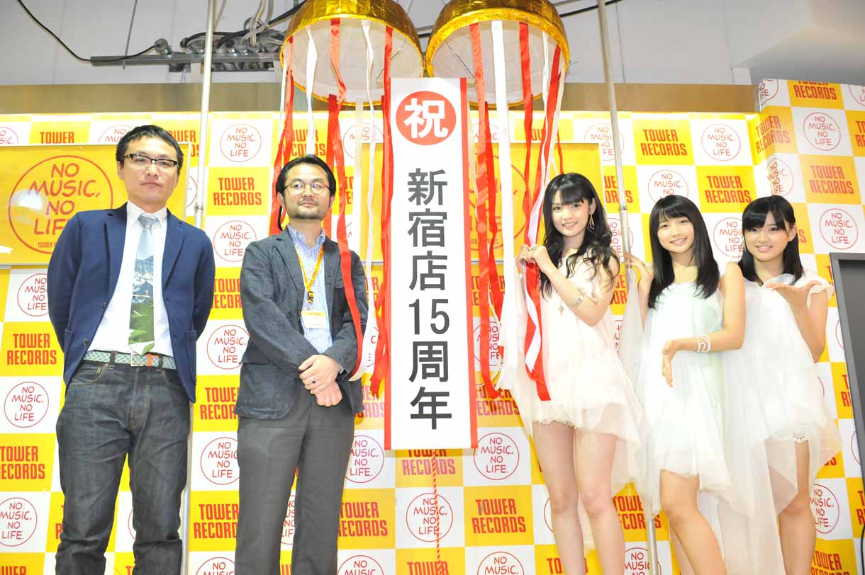 左から南波一海、花野顕店長、道重さゆみ、鞘師里保、鈴木香音。