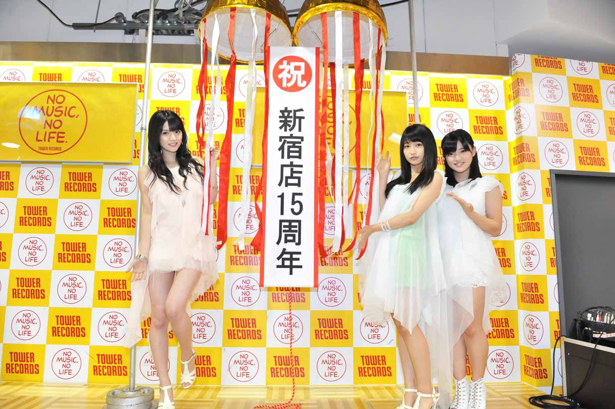 左から道重さゆみ、鞘師里保、鈴木香音。