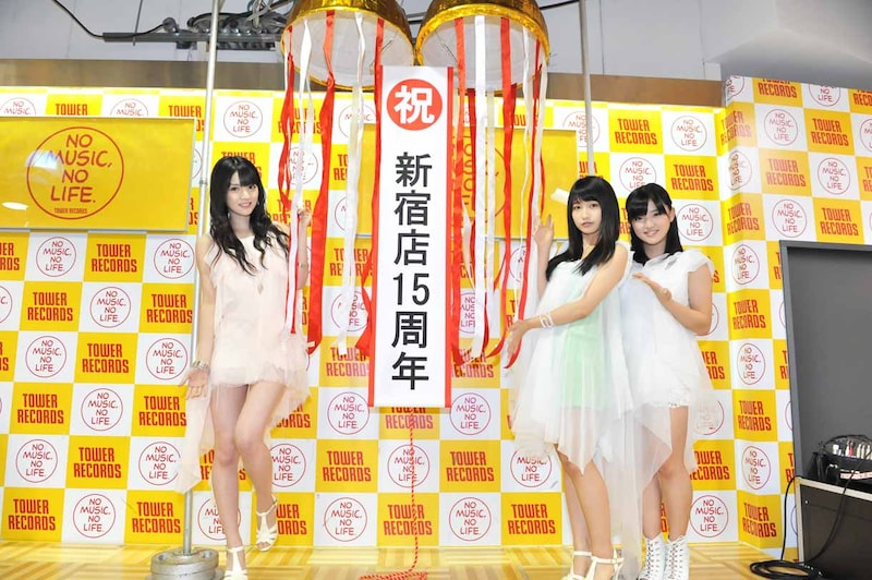 左から道重さゆみ、鞘師里保、鈴木香音。