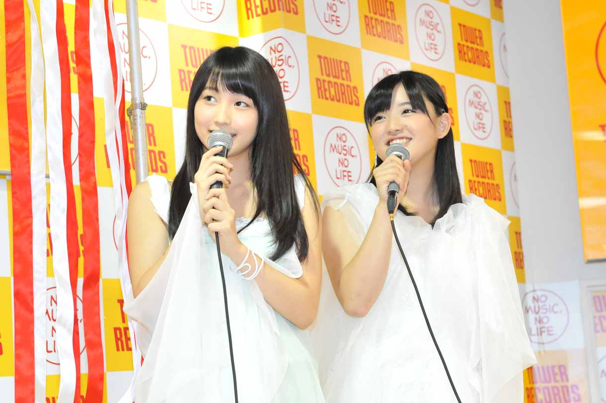 左から鞘師里保、鈴木香音。