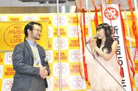 花野顕店長にモーニング娘。を猛アピールする道重さゆみ。