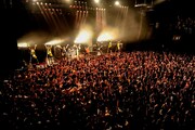 怒髪天「DOHATSUTEN三十路（ミソジ）まえ “七色の虹をかける野郎ども”」横浜BLITZ公演の様子。（撮影：釘野孝宏）