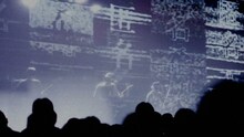 9月30日に東京・LIQUIDROOM ebisuで行われたTK from凛として時雨との対バンライブで、「匿名希望」をパフォーマンスするamazarashi。