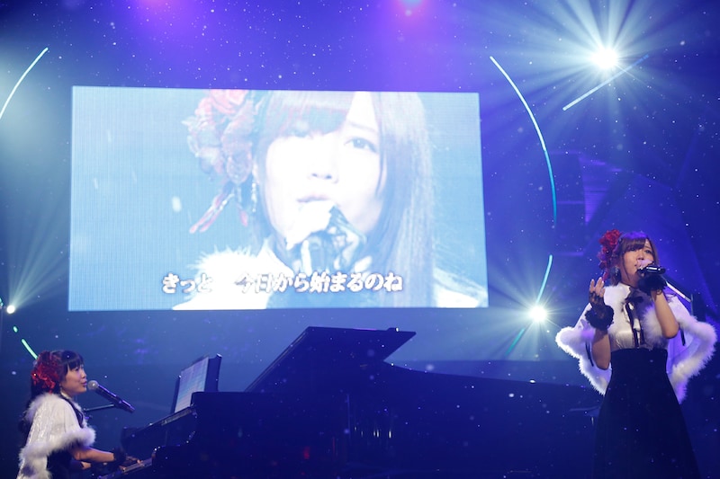 1位に輝いた「あなたとクリスマスイブ」を歌唱する佐藤実絵子、出口陽（左から）。 (c)AKS