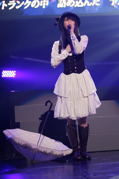 2位の「枯葉のステーション」を歌唱する松井玲奈。 (c)AKS