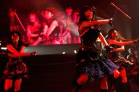 3位の「思い出以上」を歌唱する宮前杏実、松井珠理奈、木下有希子（左から）。 (c)AKS