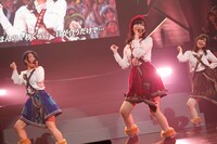 4位の「フィンランド・ミラクル」を歌唱する矢方美紀、向田茉夏、東李苑（左から）。 (c)AKS