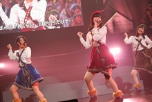 4位の「フィンランド・ミラクル」を歌唱する矢方美紀、向田茉夏、東李苑（左から）。 (c)AKS