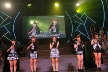 5位の「Nice to meet you!」を歌唱する佐藤実絵子、佐藤聖羅、古川愛李、加藤智子、阿比留李帆（左から）。 (c)AKS