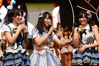 「マツムラブ」のPVがサプライズ公開されたあとの松村香織（中央）。 (c)AKS