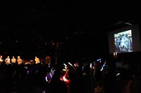 TAKUMIの幼少期の写真を眺める“TAKUMI大好きメンバー＆スタッフ”。