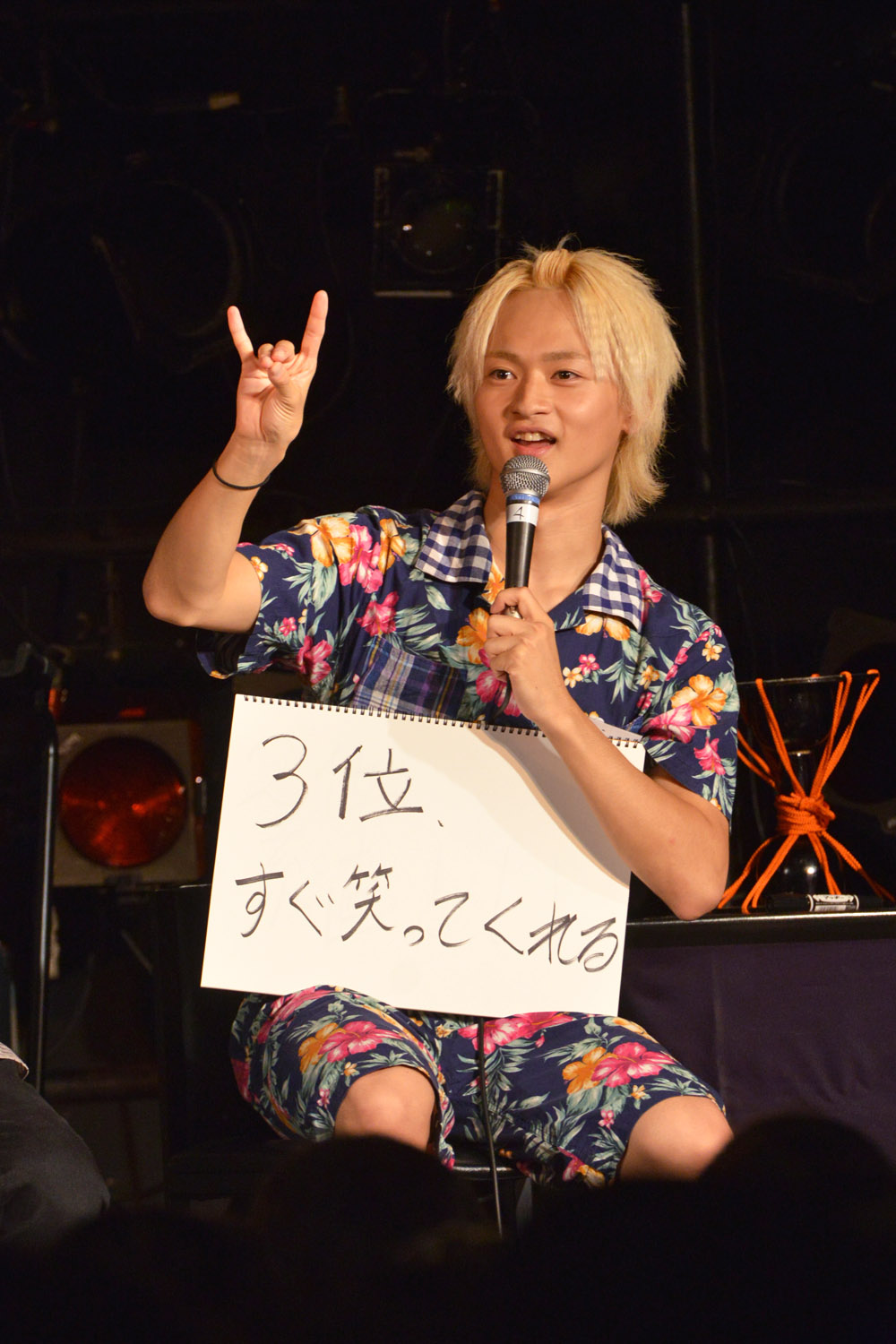 「TAKUMIはこのポーズで『キツネ』と言うだけで笑う」と語ったTo-i。