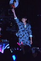 1位への賞品である自身のサイン入りうちわを持って現れたTAKUMI。