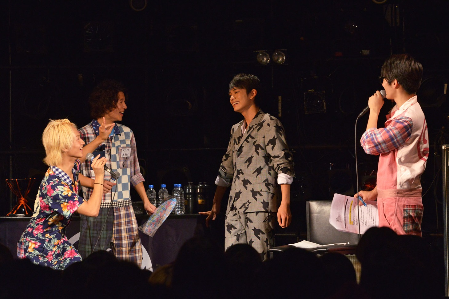 TAKUMIを笑わせようとするTo-i。