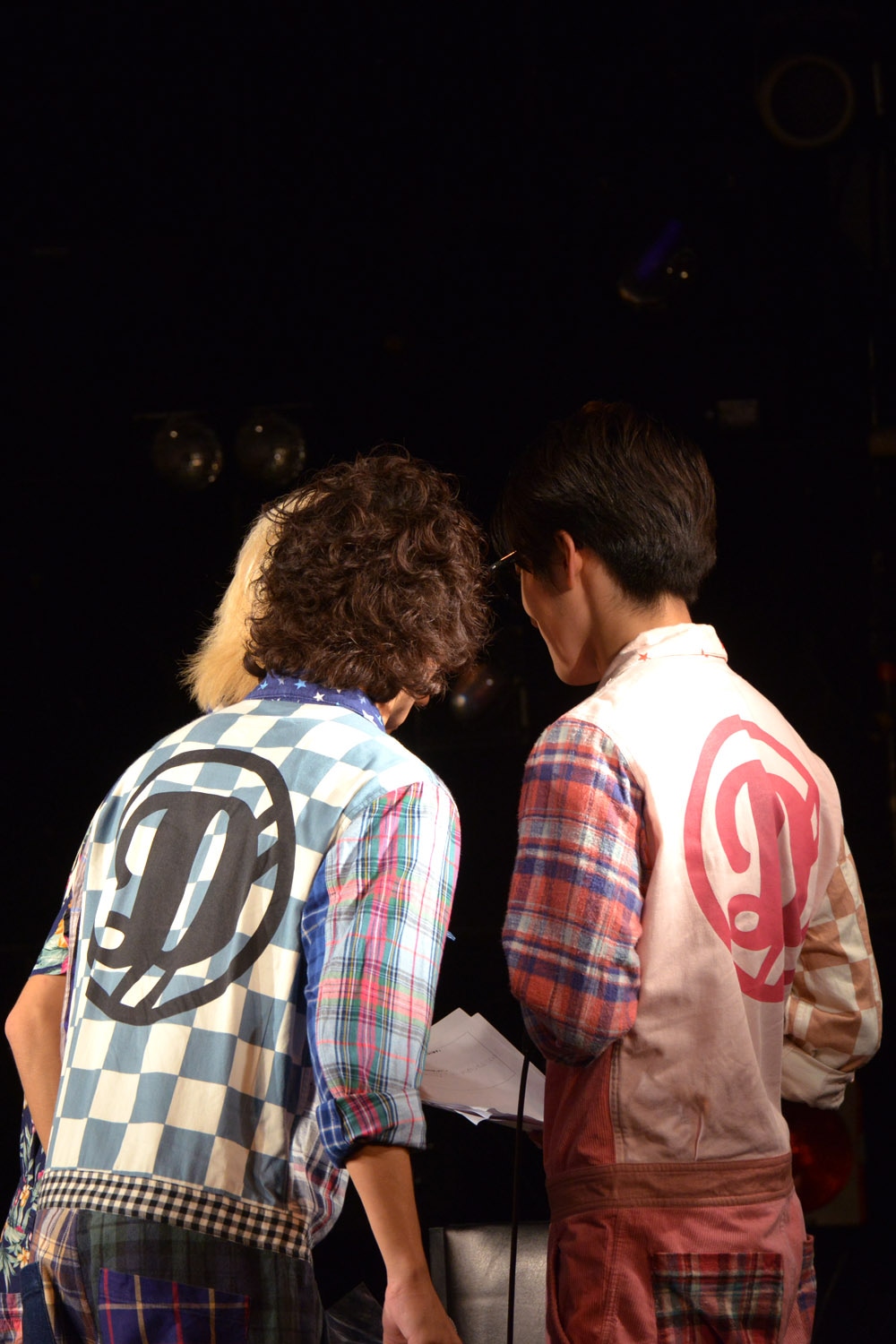 TAKUMIへ贈るメッセージを相談するTo-i、RYUJI、MASAKI。