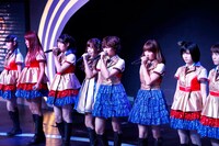 今週の人気の画像6位は「念願のSNH48初ステージ！宮澤＆鈴木、中国語で熱唱」より、SNH48メンバーとして初ステージを踏んだ宮澤佐江、鈴木まりや。 (c)SNH48