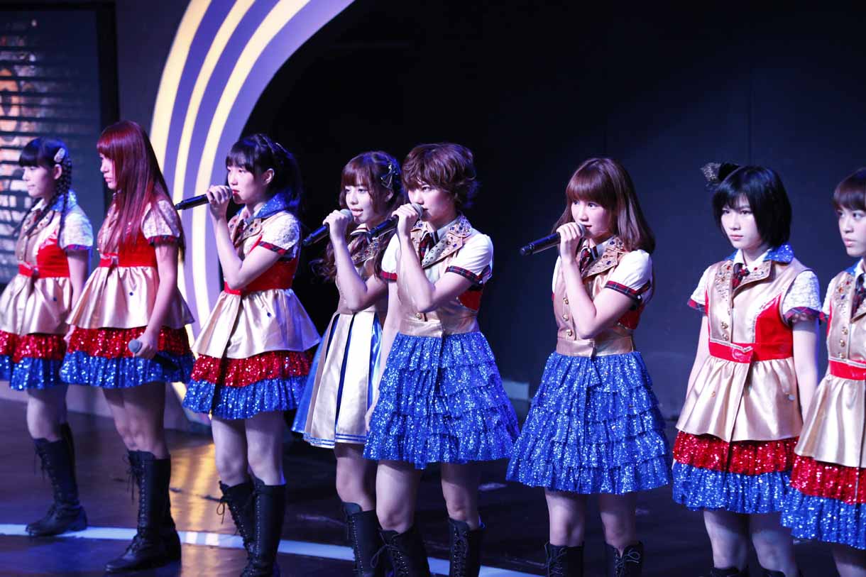 SNH48メンバーとして初ステージを踏んだ宮澤佐江、鈴木まりや。 (c)SNH48