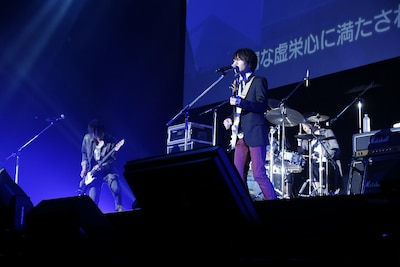 UNISON SQUARE GARDENのライブの様子。