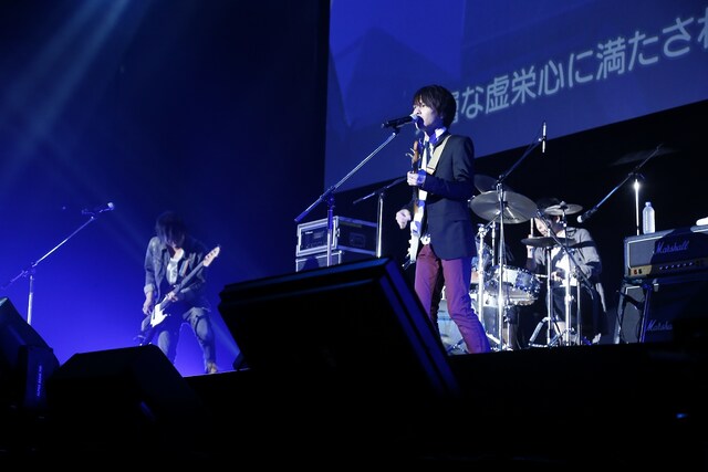 UNISON SQUARE GARDENのライブの様子。