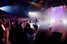 影山ヒロノブ、Valerie、赤咲のステージの様子。