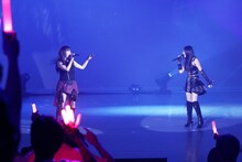 左から奥井雅美、茅原実里。