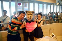 番組MCのジョージ・ウィリアムズ（左）、ホラン千秋（右）と記念撮影をするJean-Ken Johnny（中央）。