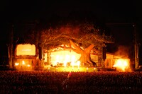 今週の人気の画像4位は「セカオワ野外ワンマン大成功！15公演アリーナツアー開催へ」より、1曲目「Love the warz」を演奏するSEKAI NO OWARI。（撮影：上飯坂一）