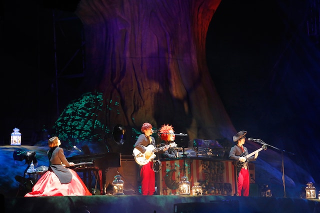 燕尾服と赤いボトム、ドレス姿で登場したSEKAI NO OWARI。（撮影：上飯坂一）